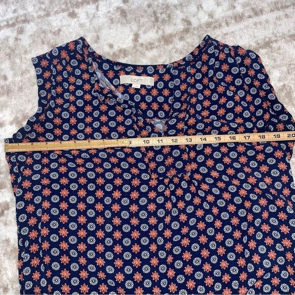 LOFT women's Navy blue geometrical pattern sleeveless lightweight blouse SZ M - Picture 7 of 7